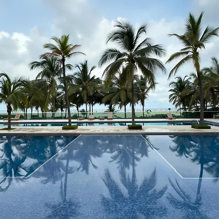 Cómodo Con Vista Al Mar Y A Piscinas Apartamento