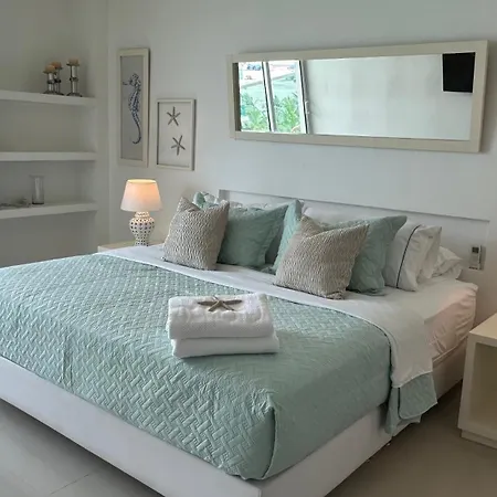Cómodo Con Vista Al Mar Y A Piscinas Apartamento