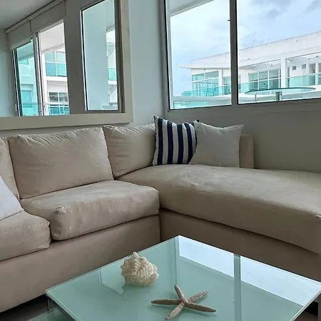 Cómodo Con Vista Al Mar Y A Piscinas Apartamento
