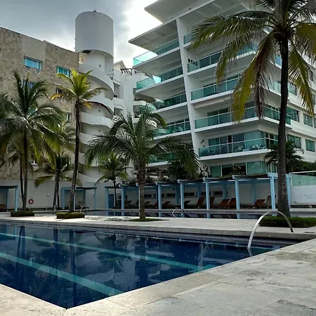 Apartamento Cómodo Con Vista Al Mar Y A Piscinas