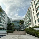 Apartamento con salida y vista a la playa