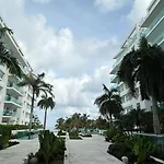 Apartamento con salida y vista a la playa